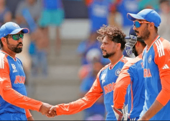 Rohit Sharma congrats Kuldeep Yadav during the match